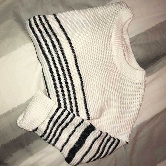 🌟HOST PICK🌟 Roxy Black & White Stripe Sweater - Picture 4 of 6